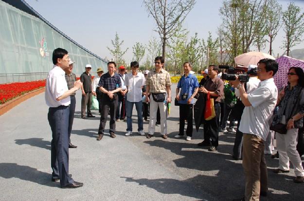 Jinan Municipal Federation of Overseas Chinese Organized Returned Scholars to Visit Garden Show Park