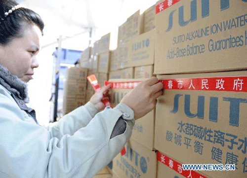 China Sends Drinking Water to Japan Quake-hit Areas