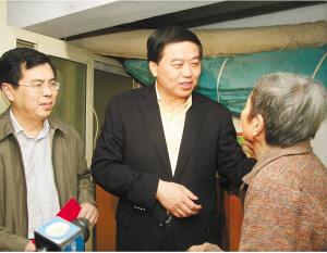 City leaders visited the elderly in groups