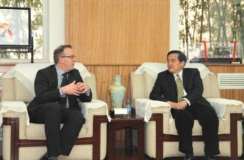 President Su Zhiwu Met with Vice President John Vinney of Bournemouth University, UK