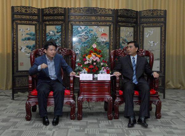Li Anze met Gao Shulin manager-general of Shenzhen Rainbow Group