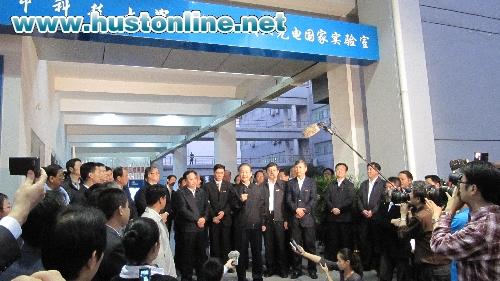Chinese Premier Wen Jiabao Inspects HUST