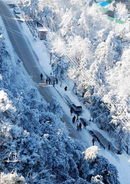Snow-covered Lushan Mountain in E. China