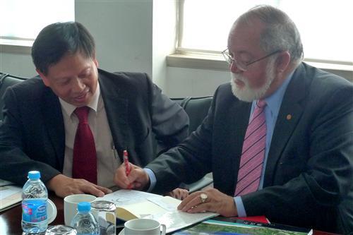 Former president of Seychelles Sir Mancham visited Tongji University