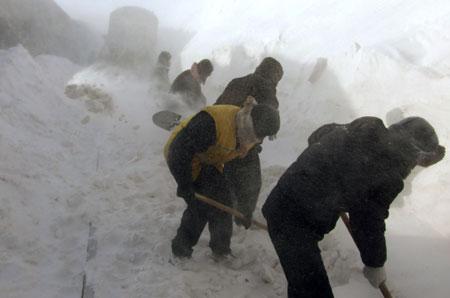 Trains stranded by snow in Inner Mongolia