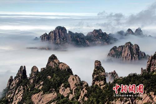 Waterfall clouds rise in Huangshan Mountain