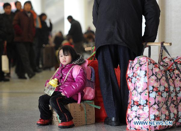 Snapshots at Hefei railway station during travel rush