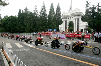 Tsinghua Welcomes Paralympic Marathon Athletes