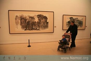 Hou Dechang holds a calligraphy and painting exhibition