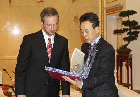 Wei Hong Meets with Hungary Consul General in Chongqing