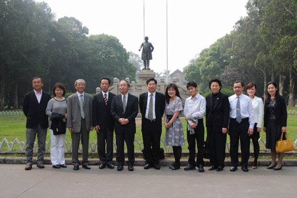 Descendants of the Donor of Sun Yat-sen Statue Visited SYSU