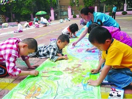 Teachers and Students Drew Pictures Together to Celebrate the Children   s Day