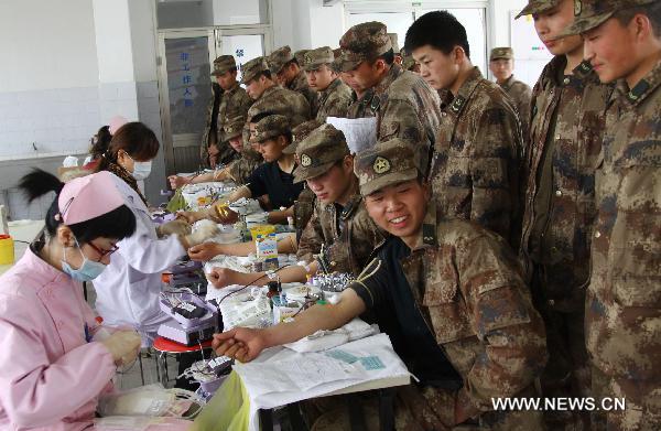 Chinese solders donate blood
