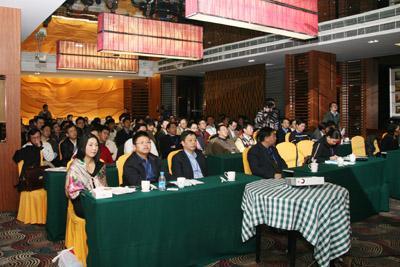 President Hou Jianguo discusses university development with alumni from home and abroad