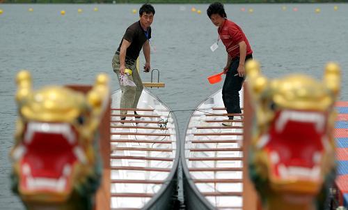 Dragon boat race held in Hefei