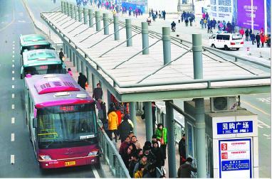 Island-shaped bus stops put into operation