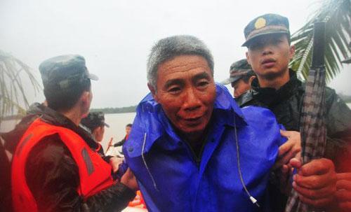 Trapped people in flooded Hainan transfered to safe areas