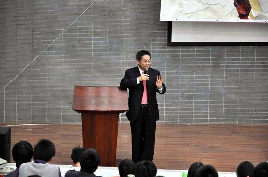 Junior Achievement China Branch President Zhou Baoluo Delivers his Presentation on Leadership