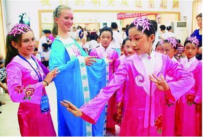 Foreign girls perform in traditional Chinese costumes