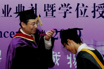 Tsinghua's Undergraduate Commencement Held