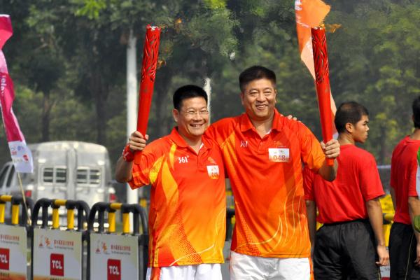 President  Zhong  Weihe  Completes  the  Torch  Relay  at  GDUFS