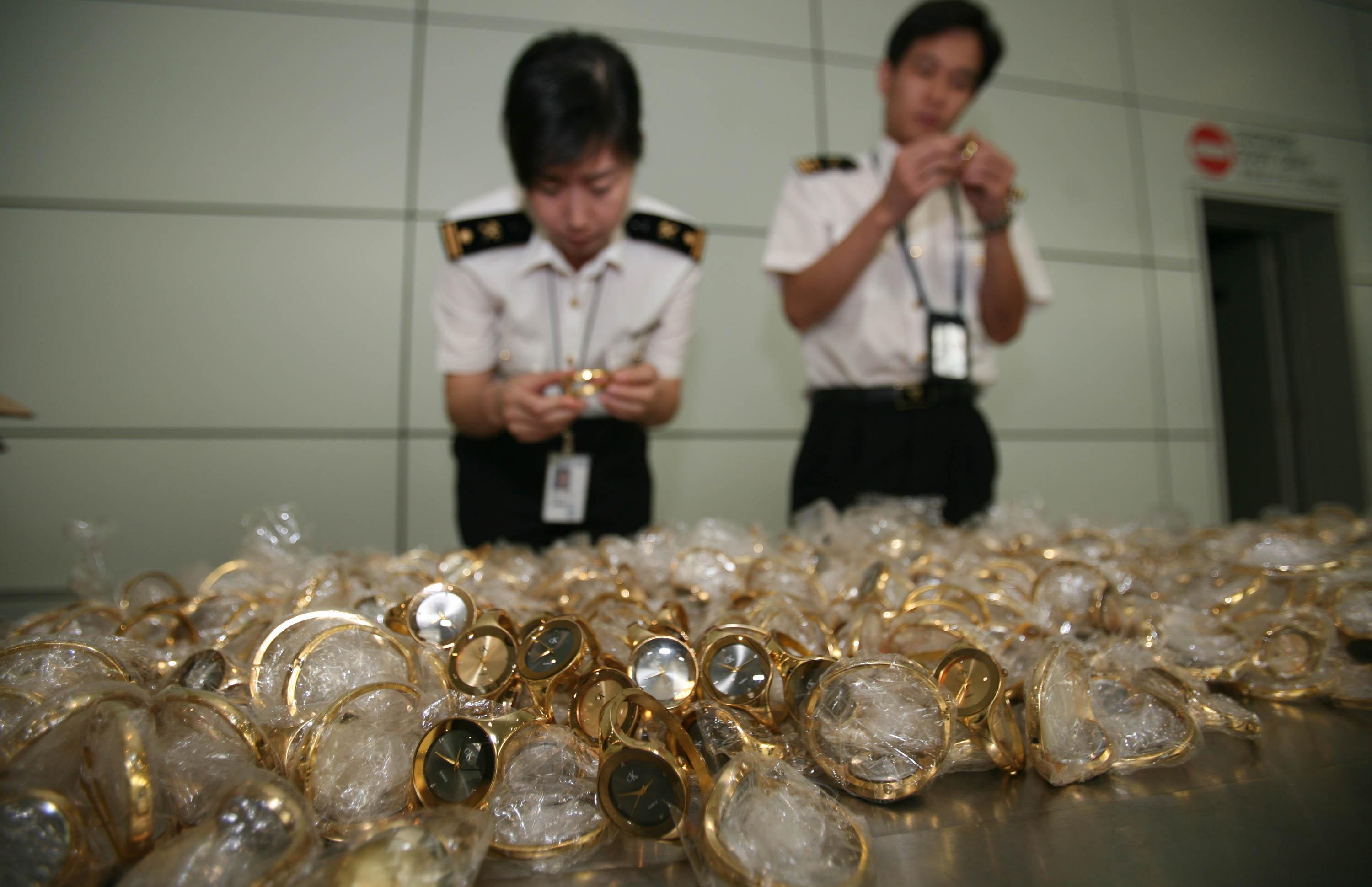 Guangzhou Baiyun Airport Customs House Intercepted and Captured 480 Watches Suspected of Infringing on    CK    through Passenger Inspection