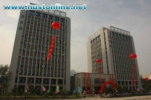 Opening Ceremony Held for 2010 Qiming New Students