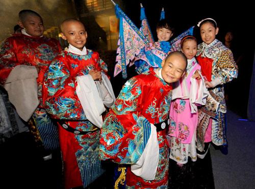 Students fond of Peking Opera