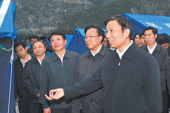 Li Yuanchao visits people in Zhouqu