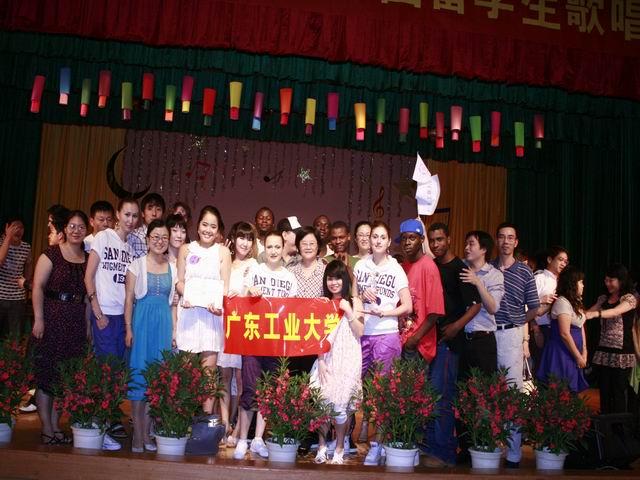 Overseas Students win Runner-up in Singing Competition