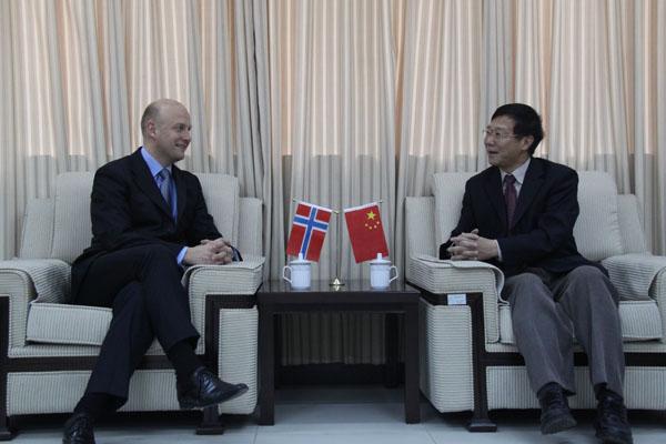 Norwegian  Consul  Visits  GDUFS
