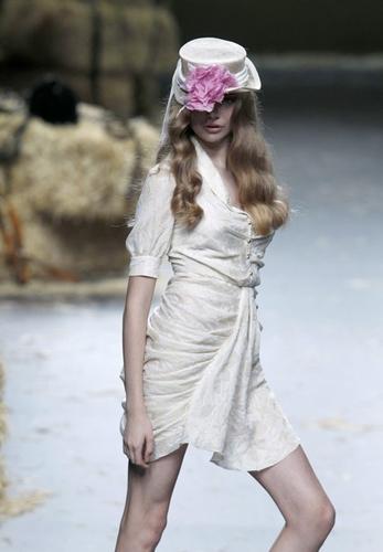 Flower-like girls dazzle runway of Alma Aguilar show in Madrid