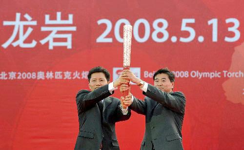 Executive Mayor Huang Xiaoyan Received the Torch Presented by BOCOG