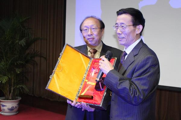 Dr. Zhao Wei, President of Macau University, Visits SNNU