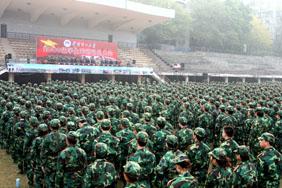 Dressed in green outfit: the freshmen military training kicks off