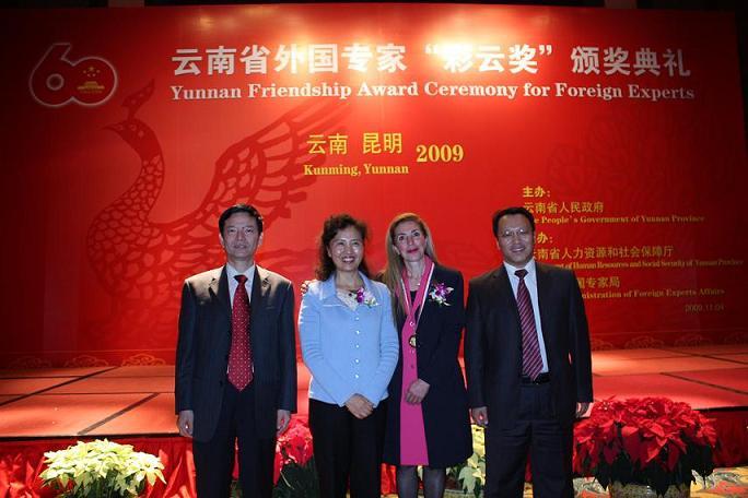 Foreign expert Ms. Rouhieh Tabibzadegan won Yunnan Provincial Friendship Reward