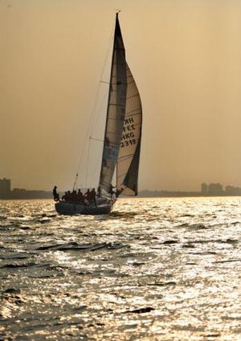 2010 Round Hainan Island Int'l Sailing Regatta kicks off