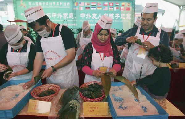 Zongzi wrapping competition held in E China