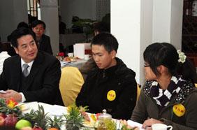 President LI Yuanyuan talks with freshmen on 