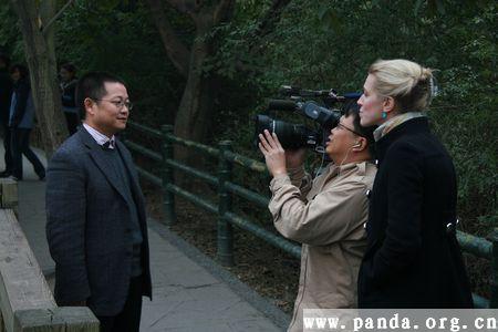 American Broadcasting Company visits the Chengdu Panda Base