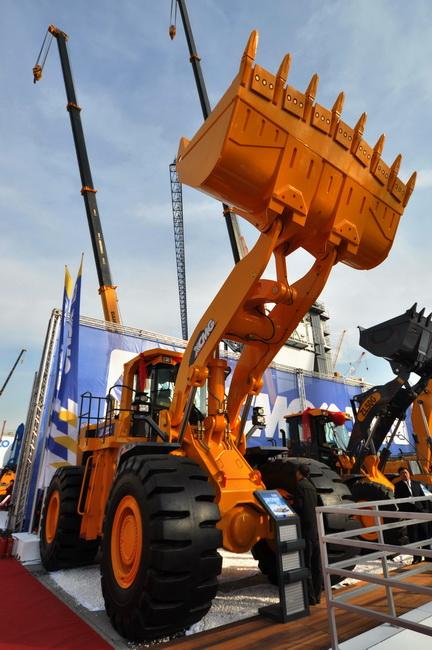 XCMG leads technical development of China earthmoving machinery products to realize historic breakthroughs     XCMG loader LW1200K, the loader with highest tonnage in China, launches brilliantly.
