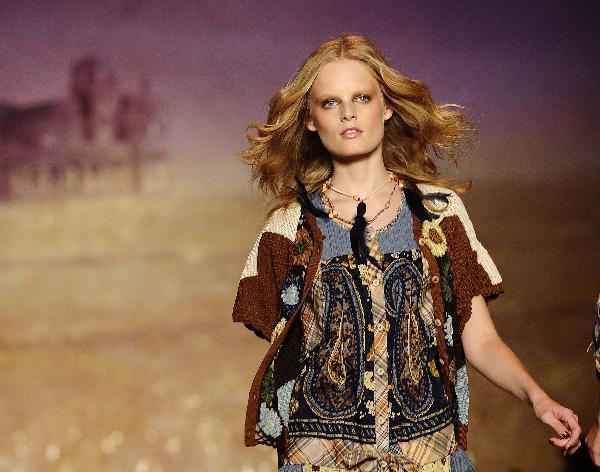 Prairie girl style sweeps runway of Anna Sui show in NY