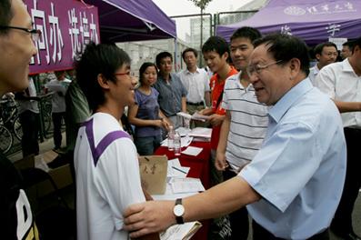 Tsinghua Welcomes New Students