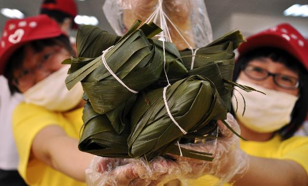 Learn to make Zongzi ahead of Chinese traditional festival