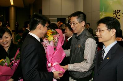 Outstanding Students Honored at 2010 Tsinghua Scholarship Awards Ceremony