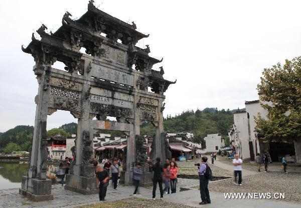 Famous spots in Anhui attract visitors during vacation