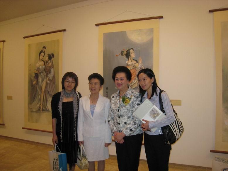Figure Painting exhibition of Dr. Leung Kit Wah launched in He Xiang Ning Art Museum
