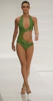 Models present summer collection on Rio Show