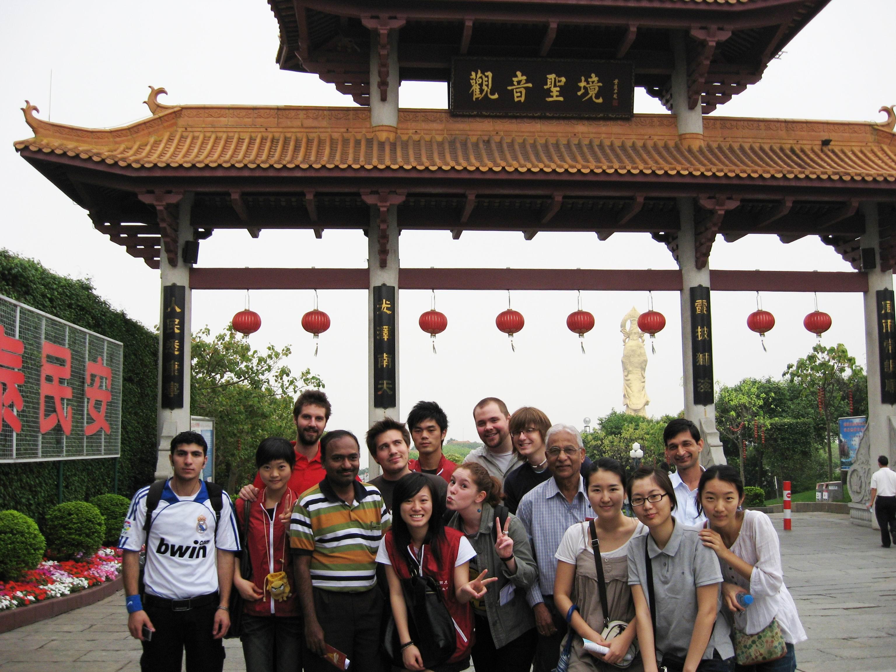 Foreign Teachers and International Exchange Students Participating in the City Tour