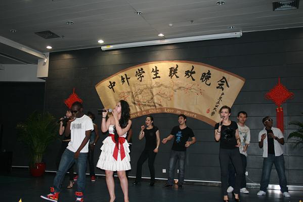 Chinese and Foreign Students Evening Party Held